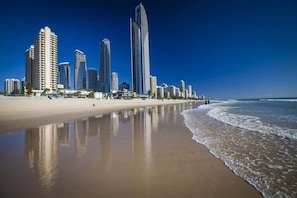 Beach nearby - Oceanview Apartment with Balcony & Workspace (Surfers Paradise)