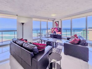 TV - Level 19 Oceanview Apt - Balcony & Beach (Surfers Paradise)