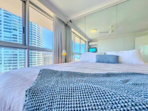 2 bedrooms, iron/ironing board, WiFi, bed sheets - Level 19 Oceanview Apt - Balcony & Beach (Surfers Paradise)