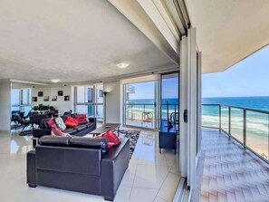 TV - Level 19 Oceanview Apt - Balcony & Beach (Surfers Paradise)