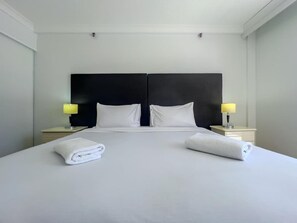 Iron/ironing board, WiFi, bed sheets - Seventh-Floor Ocean View Apartment, Walk to Beach (Surfers Paradise)