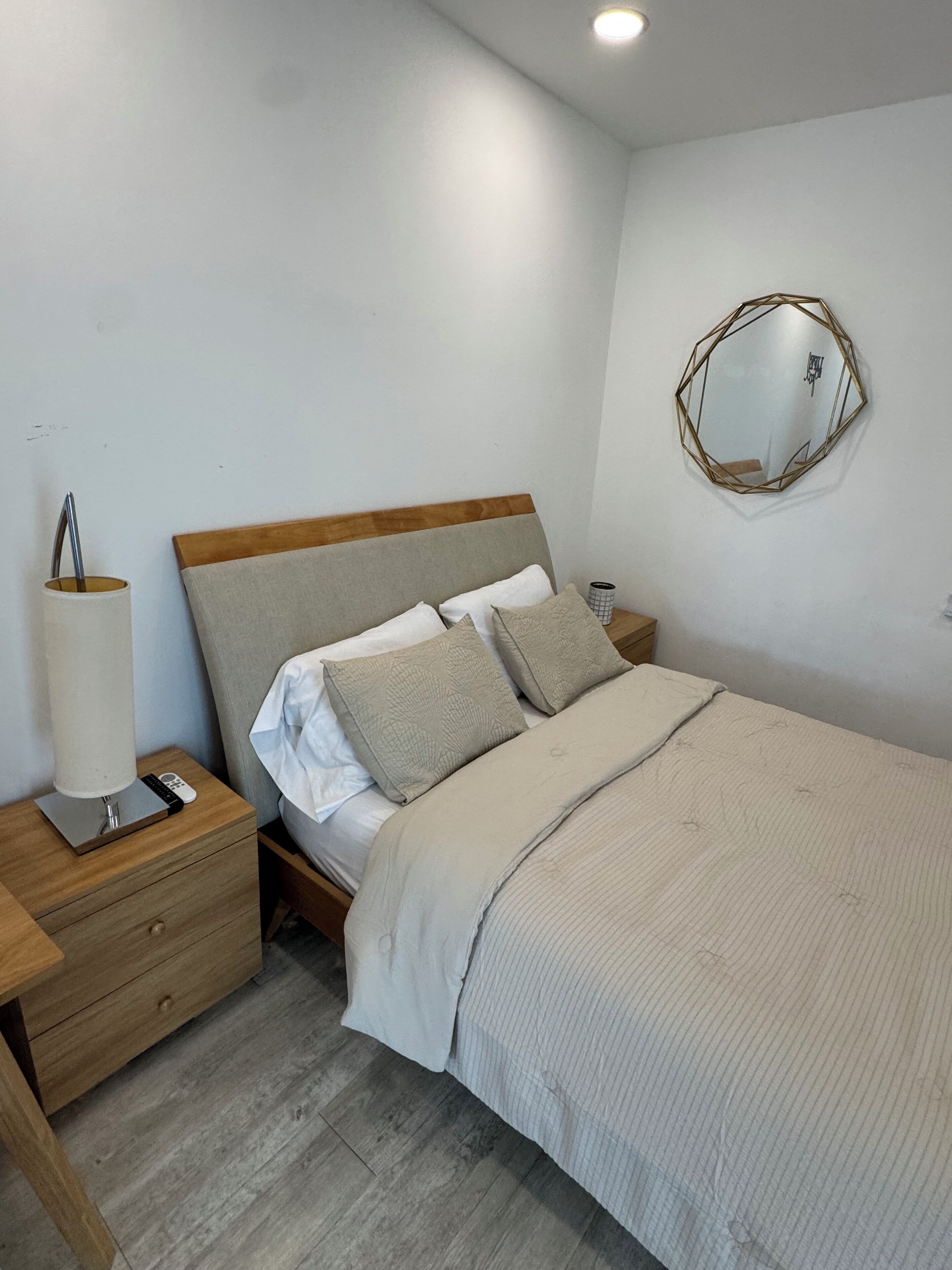 Een strijkplank/strijkijzer, wifi, beddengoed