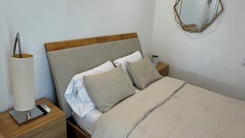 Een strijkplank/strijkijzer, wifi, beddengoed