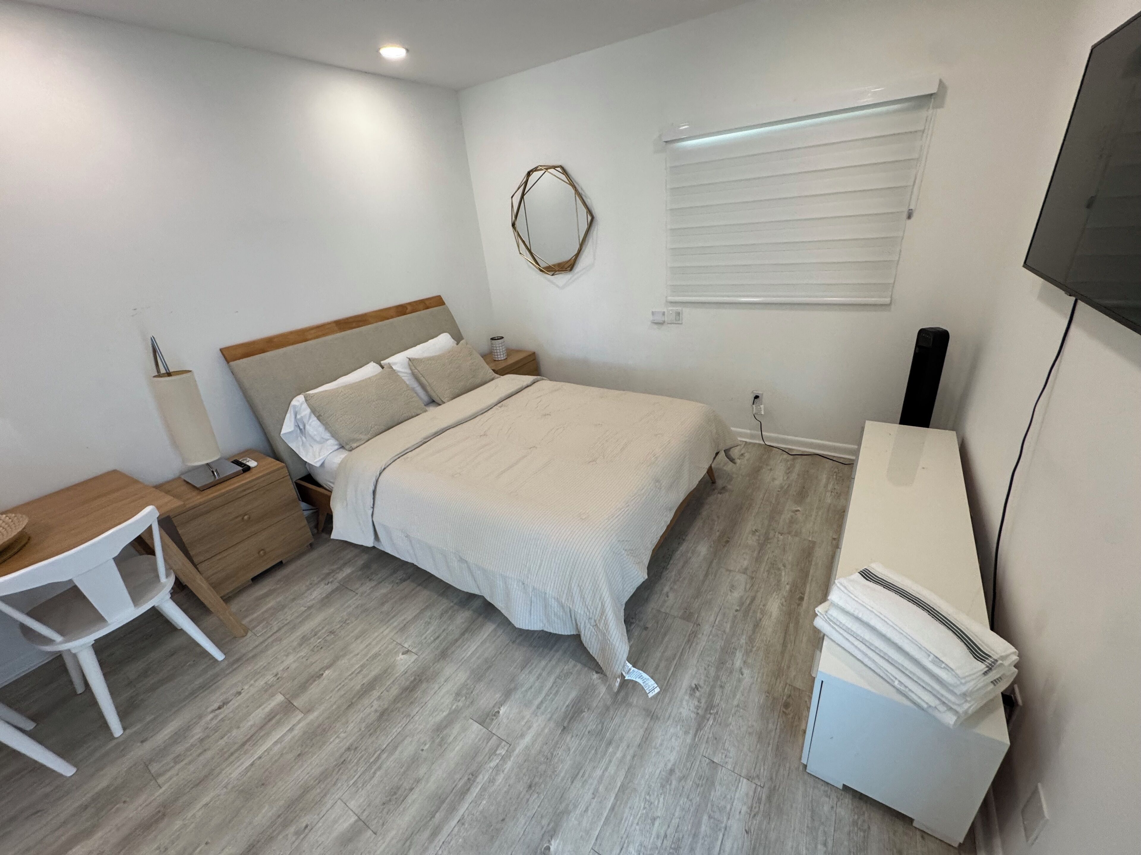 Een strijkplank/strijkijzer, wifi, beddengoed