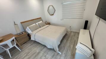 Een strijkplank/strijkijzer, wifi, beddengoed