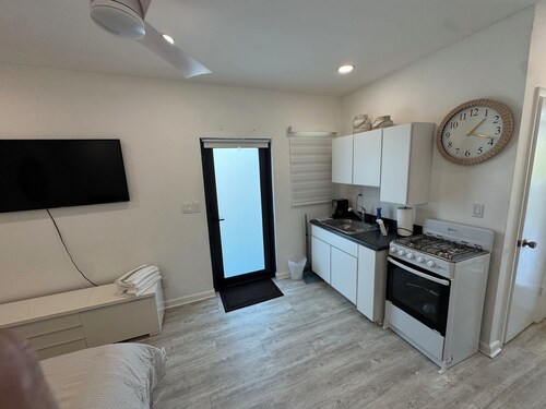 Cozy 1-bedroom studio in serene Cutler Bay with AC