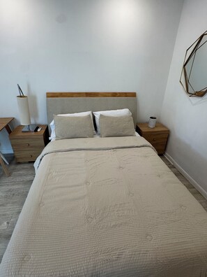 Een strijkplank/strijkijzer, wifi, beddengoed