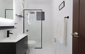 Shower, towels, soap, toilet paper - Hatillo, Puerto Rico – Private Pool + Ocean Views (De Hatillo)