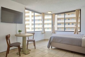 1 bedroom, iron/ironing board, WiFi, bed sheets - Charm near Waikiki Beach! (Honolulu)
