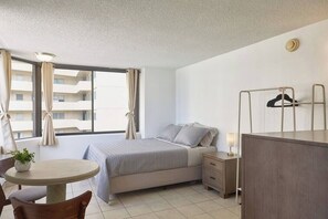 1 bedroom, iron/ironing board, WiFi, bed sheets - Charm near Waikiki Beach! (Honolulu)