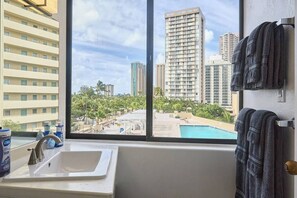 Interior - Charm near Waikiki Beach! (Honolulu)