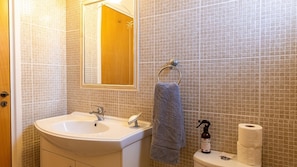 Douche, sèche-cheveux, serviettes fournies