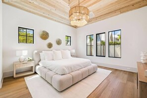 4 Schlafzimmer, Schreibtisch, Bügeleisen/Bügelbrett, WLAN