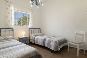 Planxa i posts de planxar, wifi i roba de llit 