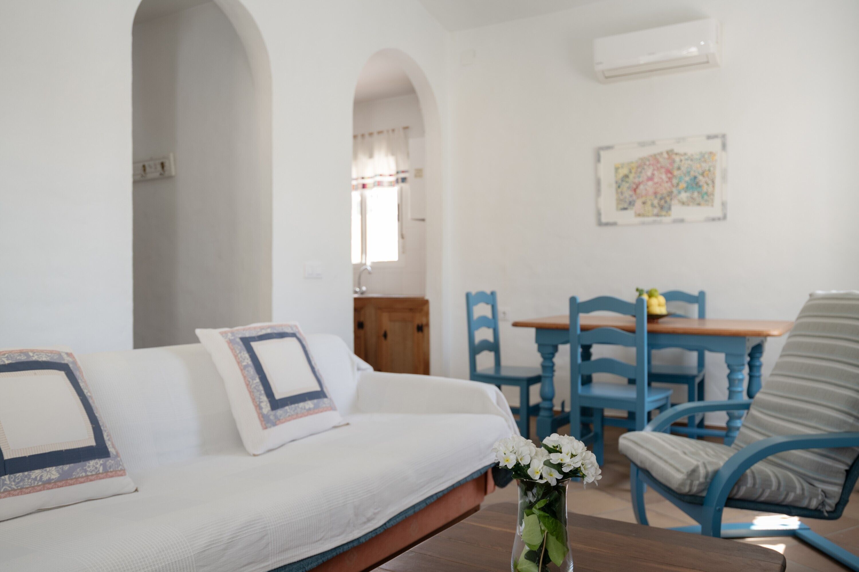 Een televisie en een open haard