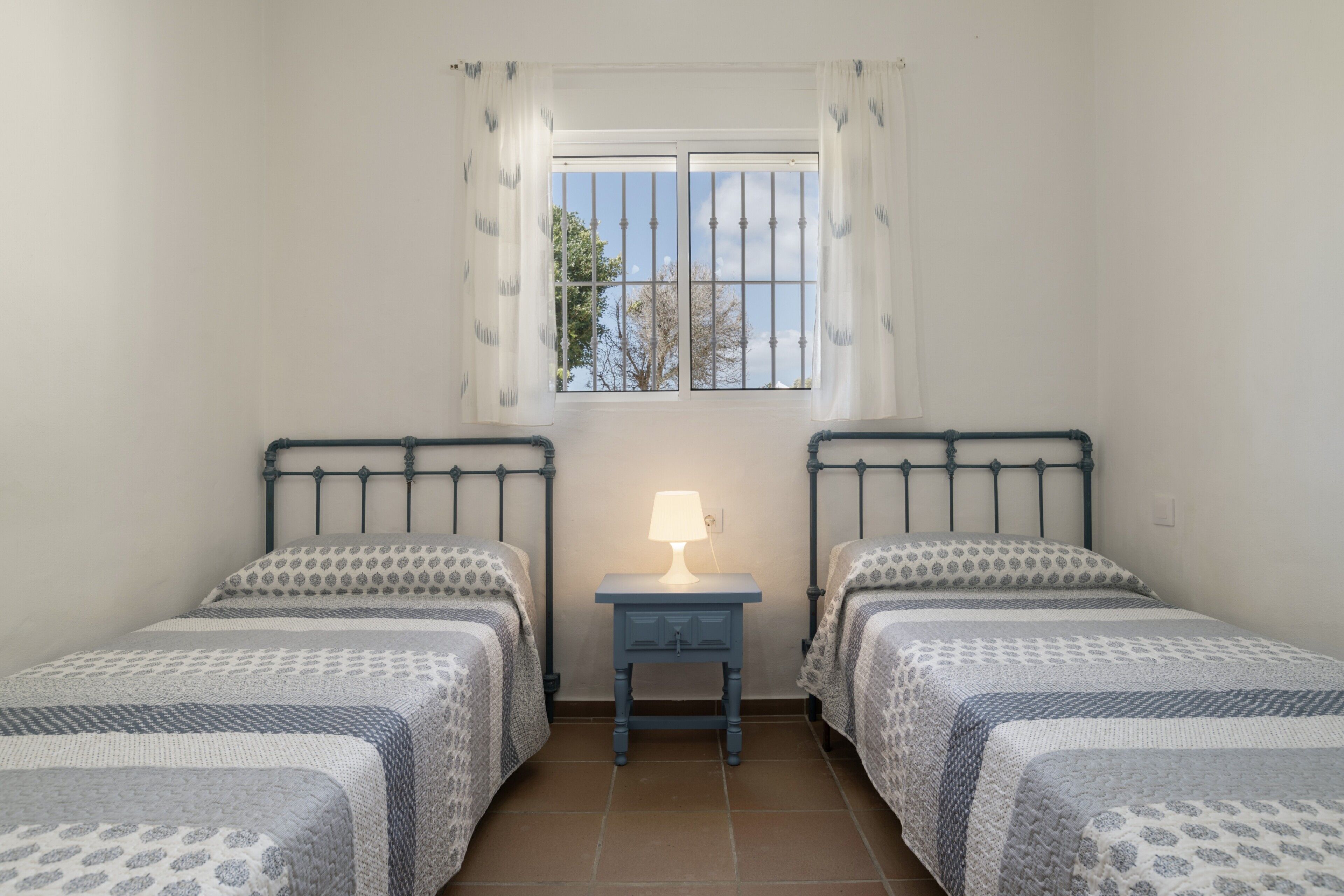 Silitysrauta/-lauta, Wi-Fi, vuodevaatteet