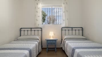 Silitysrauta/-lauta, Wi-Fi, vuodevaatteet