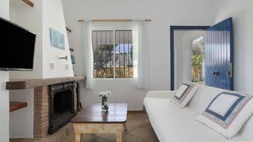 Een televisie en een open haard