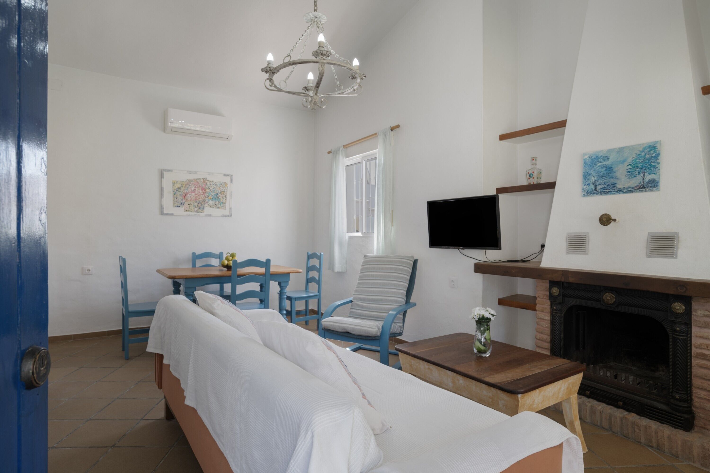 Een televisie en een open haard