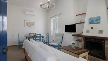 Een televisie en een open haard