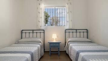 Een strijkplank/strijkijzer, wifi, beddengoed