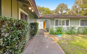 Exterior - Pebble Beach-Near Beach and Golf-Cute and Cozy. (Del Monte Forest)