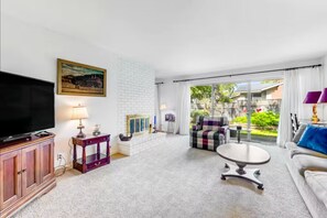 TV, fireplace, stereo - Pebble Beach-Near Beach and Golf-Cute and Cozy. (Del Monte Forest)
