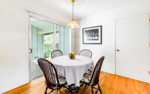 Dining - Pebble Beach-Near Beach and Golf-Cute and Cozy. (Del Monte Forest)