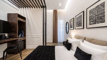 Cofres nos quartos, cortinas blackout, ferros/tábuas de passar roupa