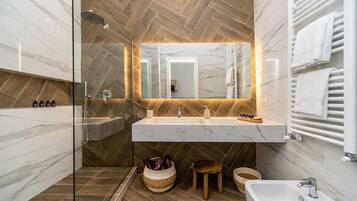 Chuveiro, secador de cabelo, toalhas de banho, sabonete