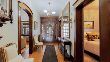 5 chambres, bureau, fer et planche à repasser, lit de bébé portatif