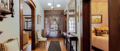 5 dormitorios, escritorio, tabla de planchar con plancha y cuna de viaje