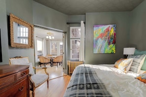 5 Schlafzimmer, Schreibtisch, Bügeleisen/Bügelbrett, Reisekinderbett