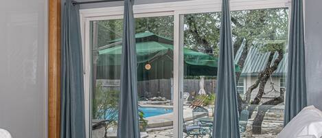 Skrivebord, strykejern/-brett, reiseseng for barn og wi-fi (inkludert)