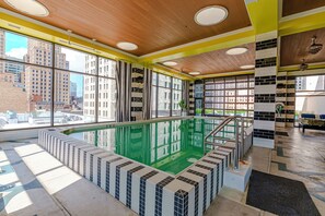 Indoor pool - Cozy 1-Bedroom Apartment In serene Cincinnati With AC and gym access (Cincinnati)