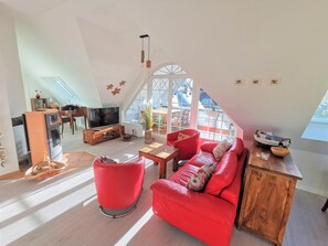 Televisión, chimenea, reproductor de DVD y estéreo