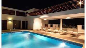 Comfort Studio Suite, City View | Pool | Outdoor pool