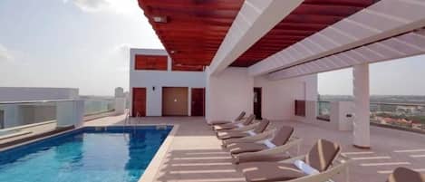 Comfort Studio Suite, City View | Pool