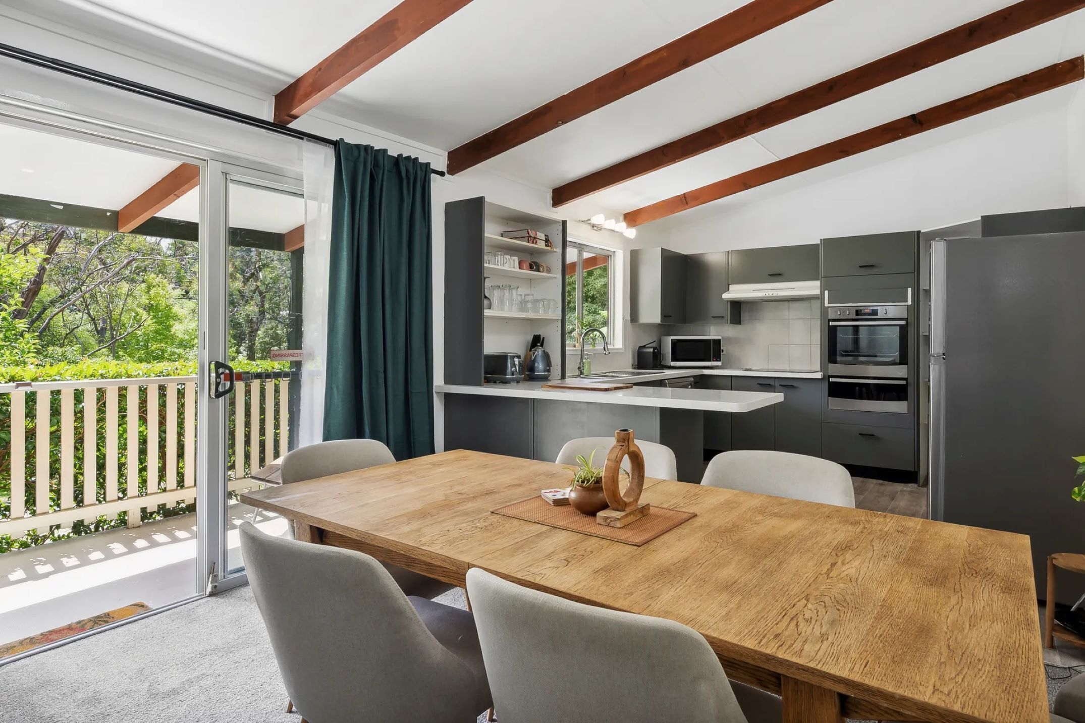 ثلاجة، ميكروويف، فرن، موقد طهي مسطح