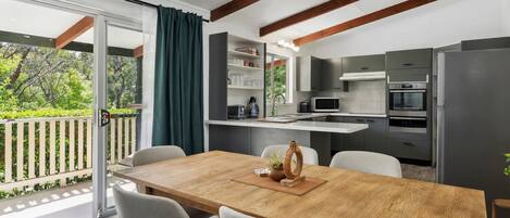 ثلاجة، ميكروويف، فرن، موقد طهي مسطح