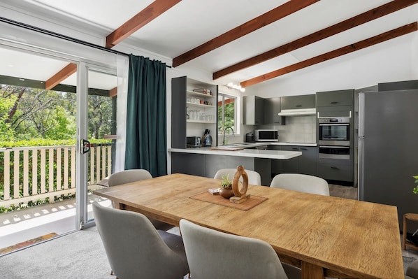 Fridge, microwave, oven, stovetop - Magnolia Cottage (Leura)
