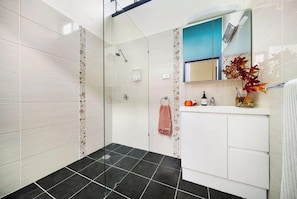 Shower, hair dryer, towels, soap - Magnolia Cottage (Leura)