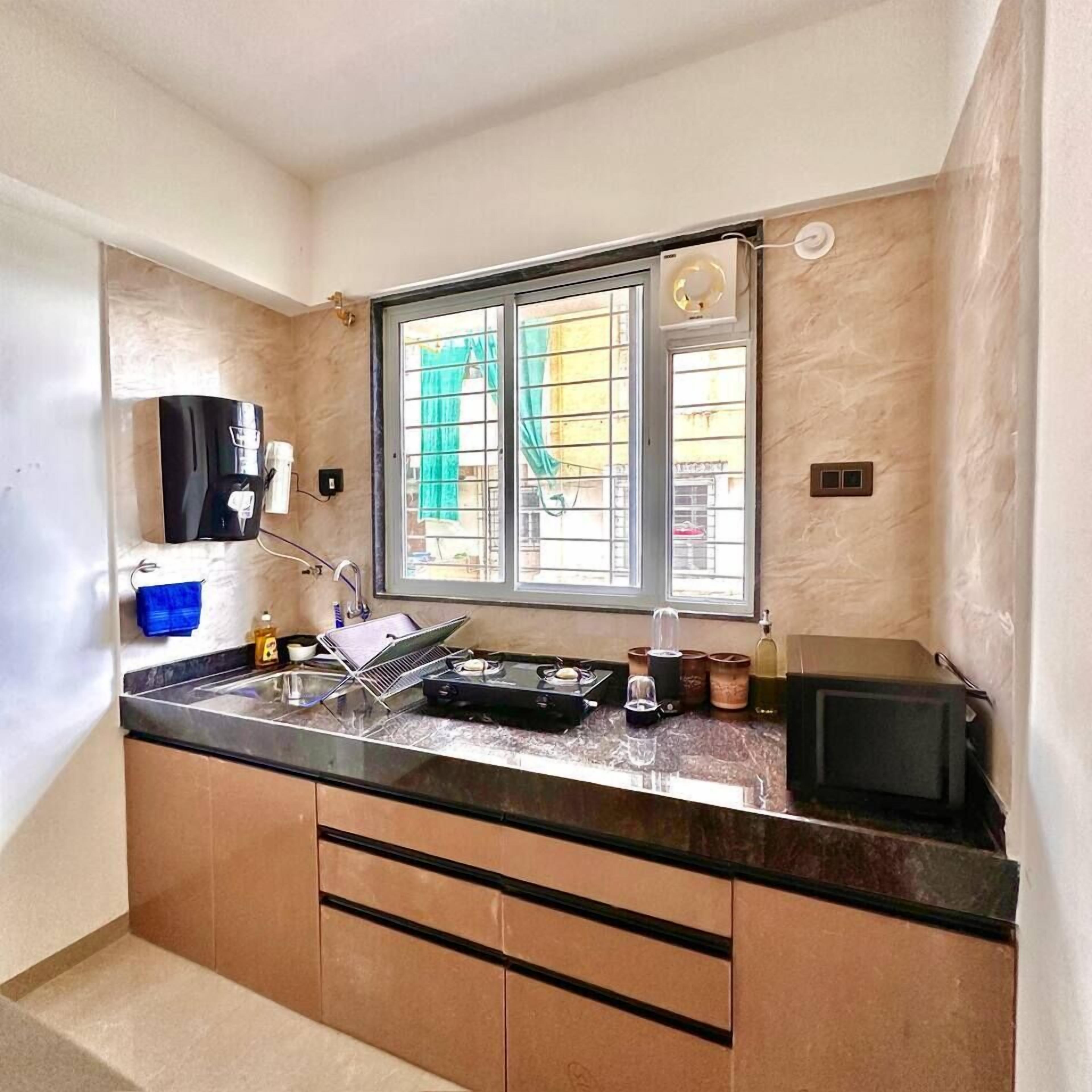 Refrigerador, microondas, parrilla de estufa y utensilios de cocina 