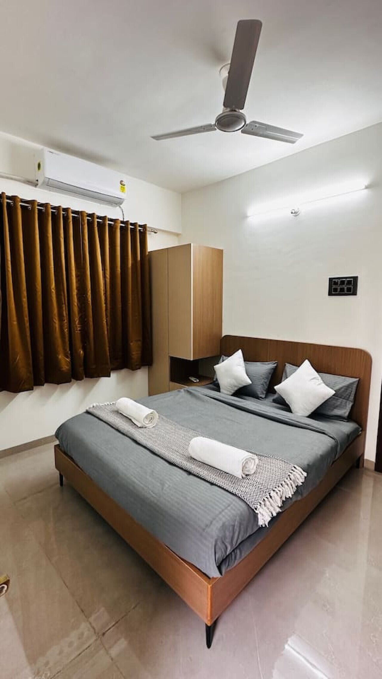 Een bureau, een strijkplank/strijkijzer, wifi, beddengoed