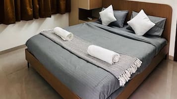 Een bureau, een strijkplank/strijkijzer, wifi, beddengoed