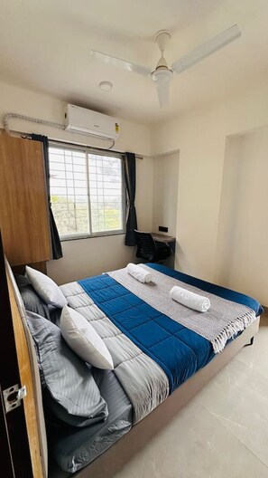 Desk, iron/ironing board, WiFi, bed sheets - Finch Hideaway: 2BHK AC Flat in Pimple Nilakh (Pimpri-Chinchwad)