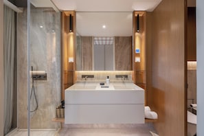 Shower, hair dryer, towels - Savoy Monumentalis XII – Comfort with Pool (Funchal)