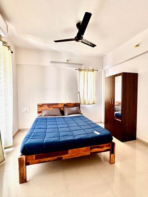 Desk, iron/ironing board, WiFi, bed sheets