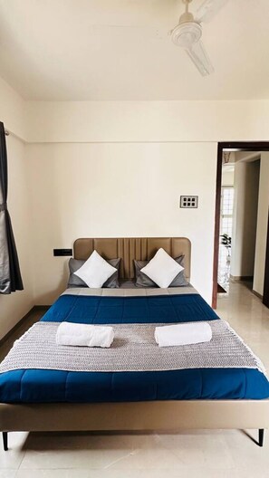 Desk, iron/ironing board, WiFi, bed sheets