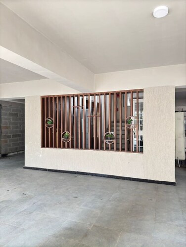 Crane House: Spacious 2BHK AC Flat by Bleisure